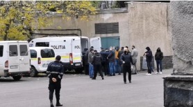 LIVE // Oamenii legii numără ziarele electorale confiscate ieri la editura Universul. Staff-ul lui Igor Dodon a venit să-și recupereze materialele